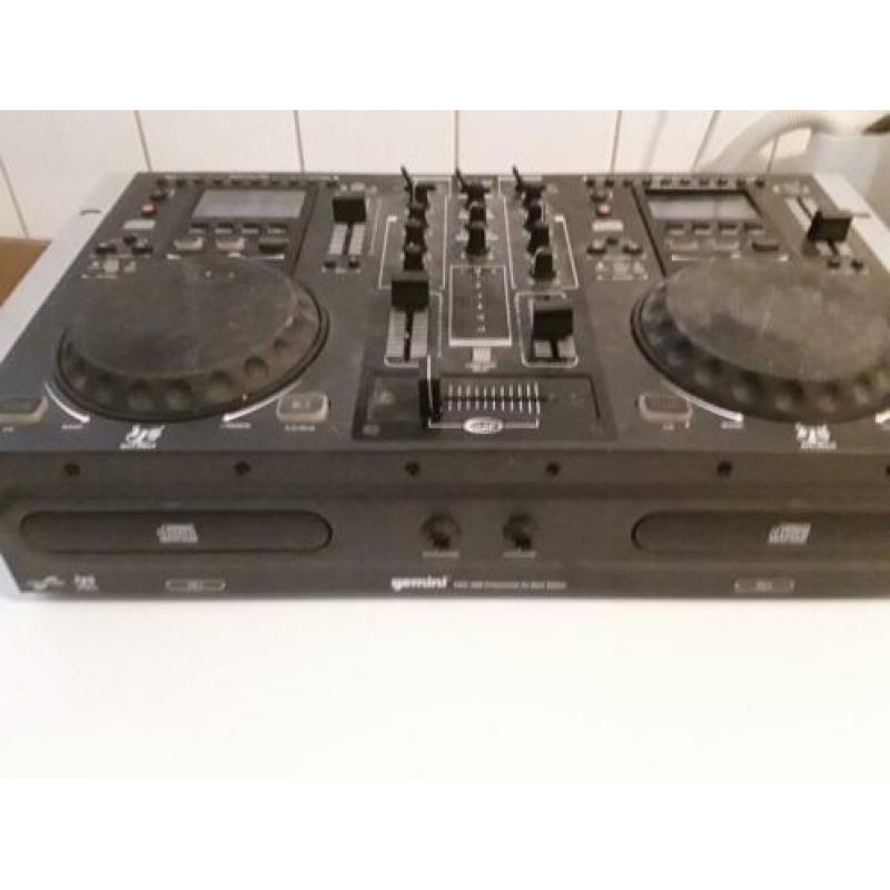 Leuke GEMINI CDM-3600 DJ Workstation mengpaneel
