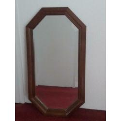 Spiegel met houten lijst