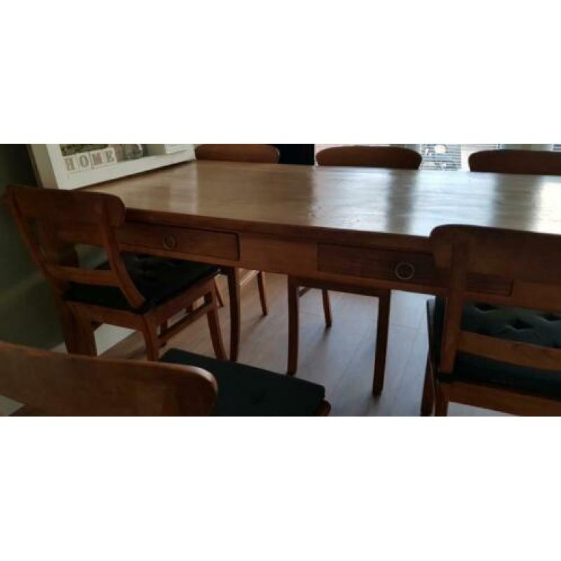 Hardhouten eettafel met 6 stoelen incl kussens