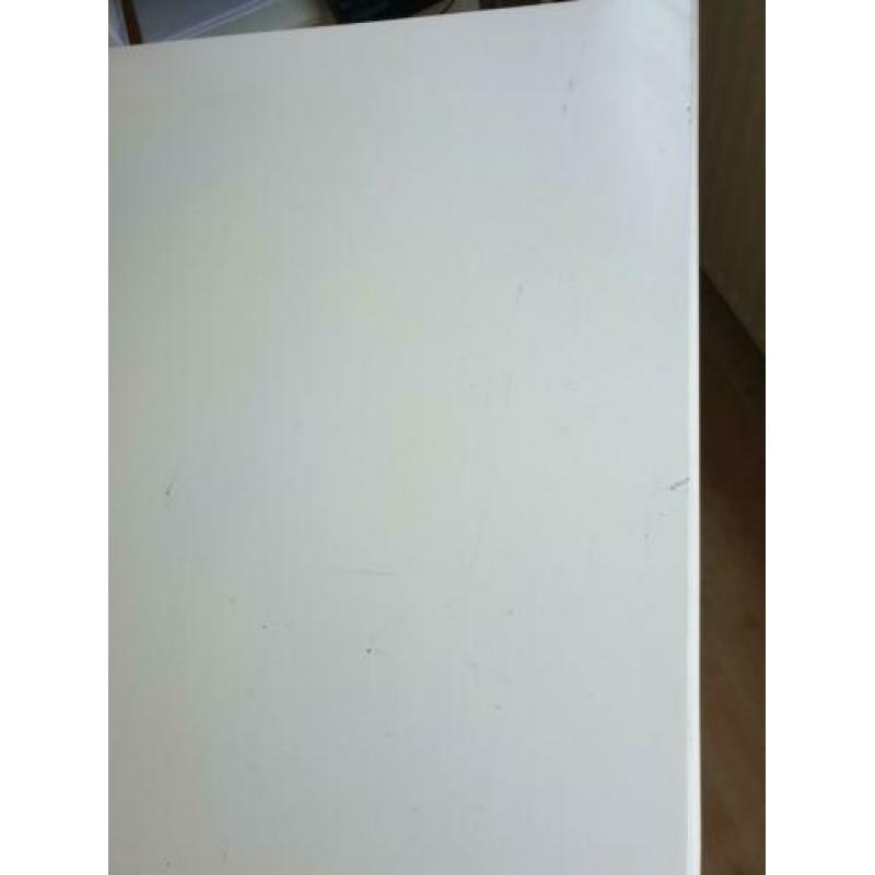 Grote zware witte tafel ophalen dit weekend 20,-