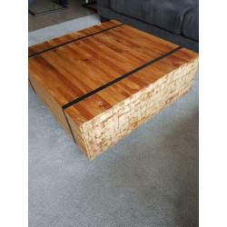 Salontafel. 80 bij 80 cm. Hoogte 35 cm. Op wieltjes