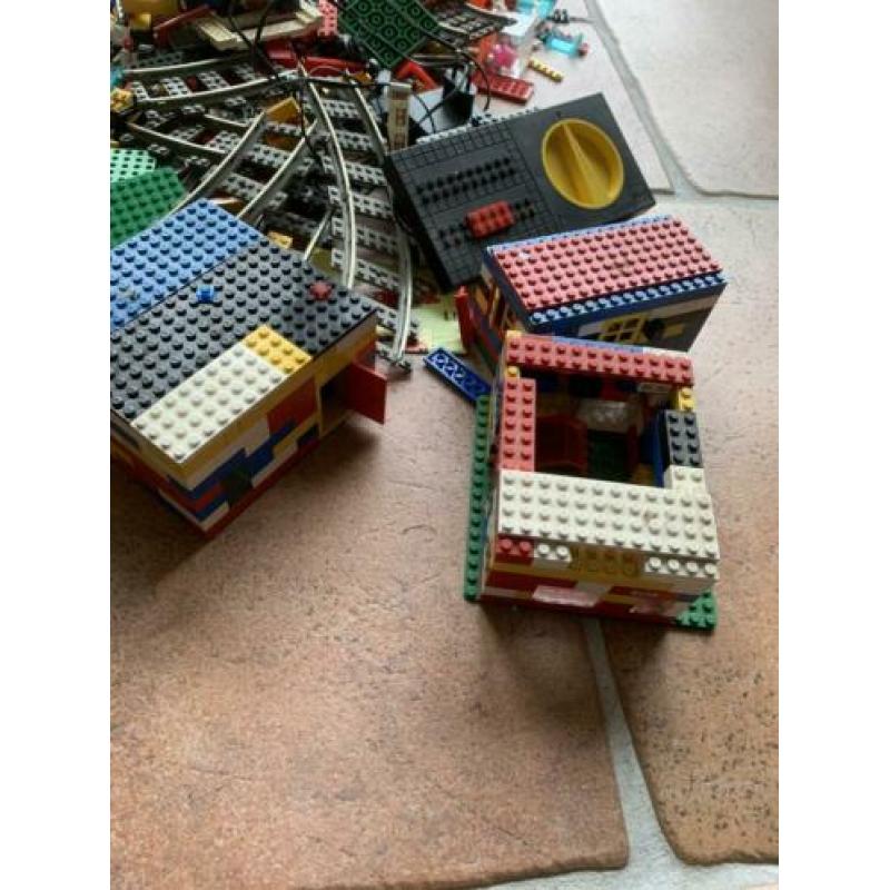 Veel Lego met rails en treintje