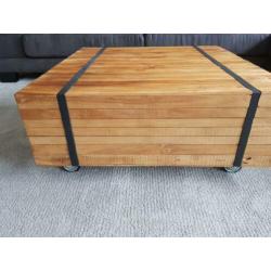 Salontafel. 80 bij 80 cm. Hoogte 35 cm. Op wieltjes