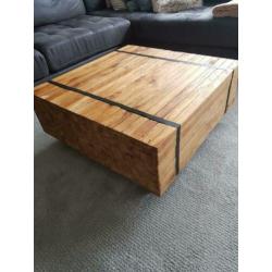 Salontafel. 80 bij 80 cm. Hoogte 35 cm. Op wieltjes