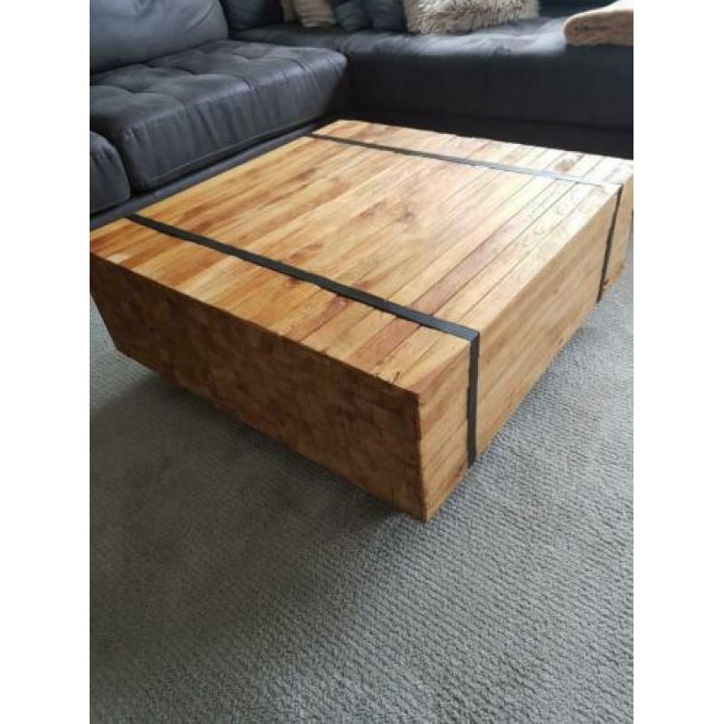 Salontafel. 80 bij 80 cm. Hoogte 35 cm. Op wieltjes