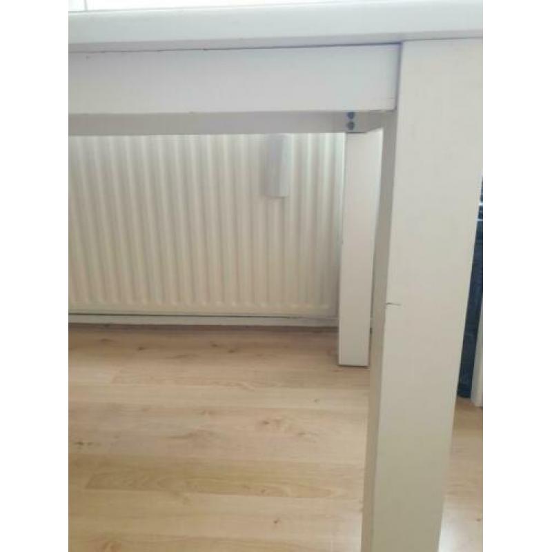 Grote zware witte tafel ophalen dit weekend 20,-
