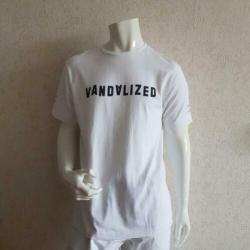 Vandalized witte shirt met afbeelding erop maat M