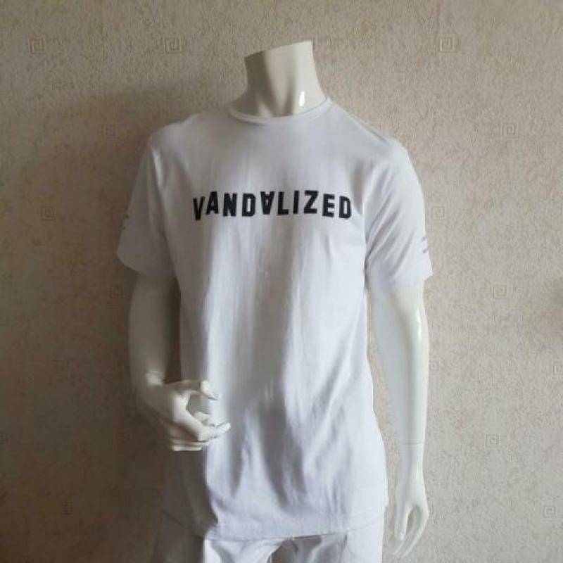 Vandalized witte shirt met afbeelding erop maat M