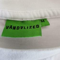 Vandalized witte shirt met afbeelding erop maat M