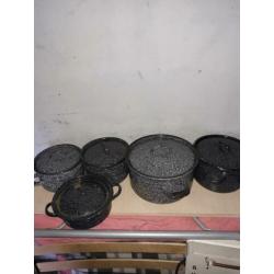 Te koop mooie Emaille pannenset van buiten netjes