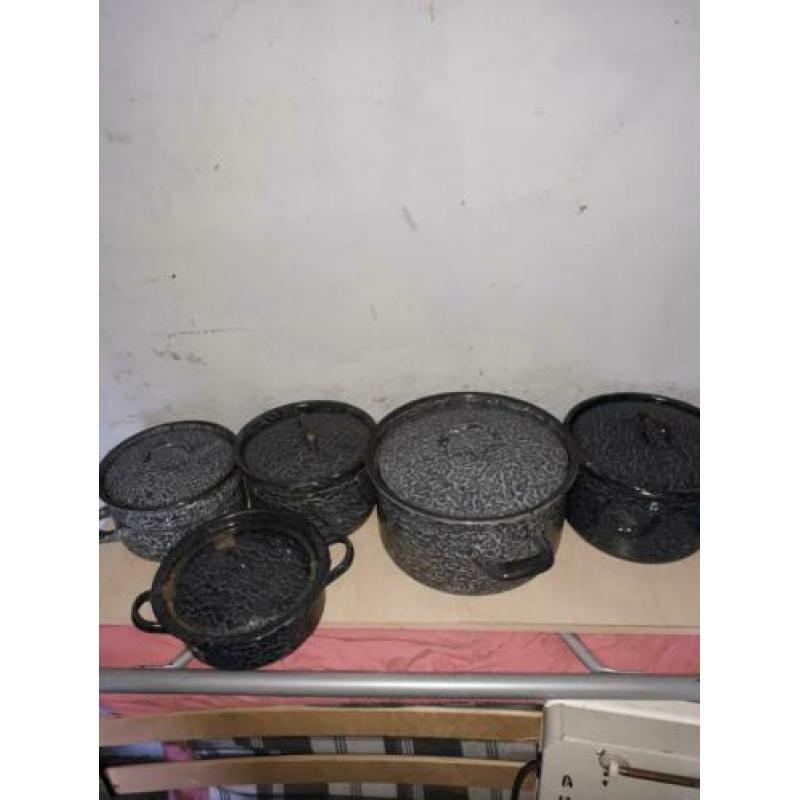 Te koop mooie Emaille pannenset van buiten netjes