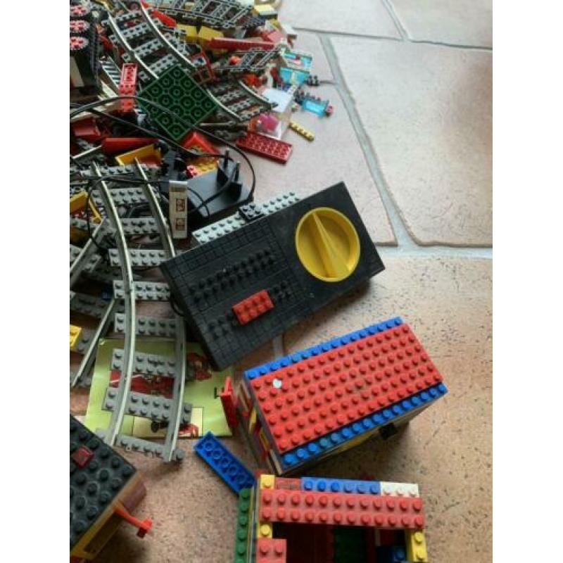 Veel Lego met rails en treintje