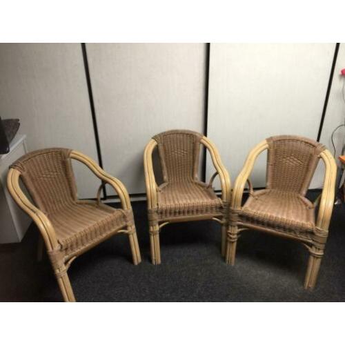 10stoelen +10 tafels 15€ per stuk