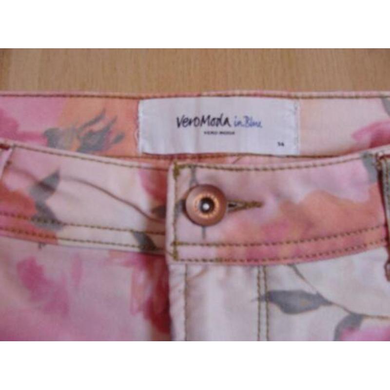 Gebloemd kort broekje *Vero Moda*