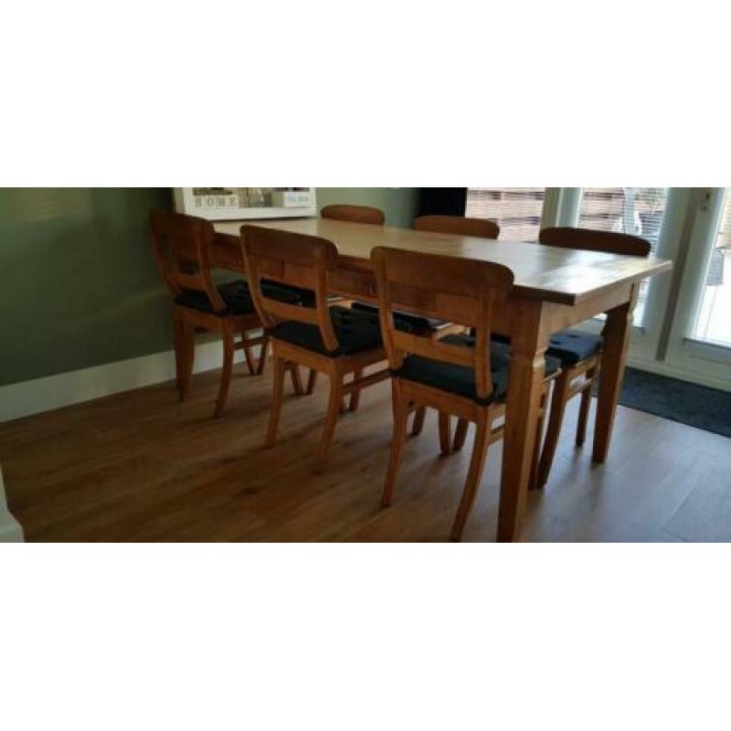 Hardhouten eettafel met 6 stoelen incl kussens