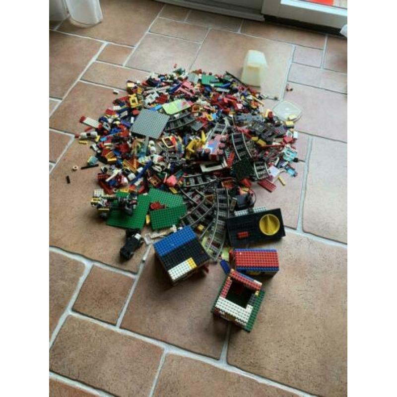 Veel Lego met rails en treintje