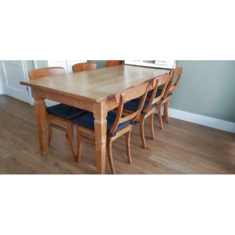 Hardhouten eettafel met 6 stoelen incl kussens