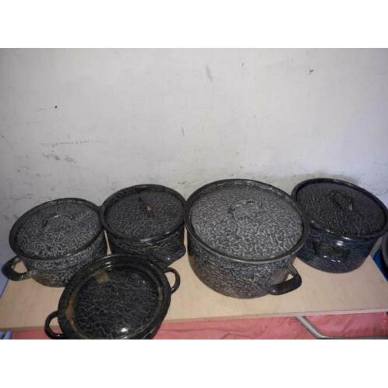 Te koop mooie Emaille pannenset van buiten netjes