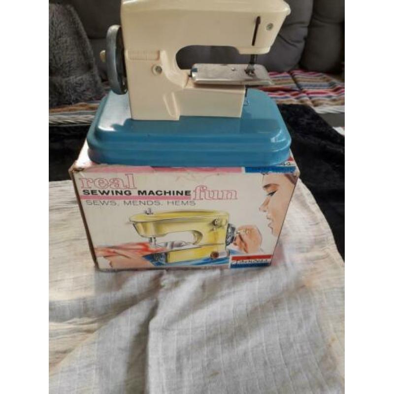 oud kinder naaimachine