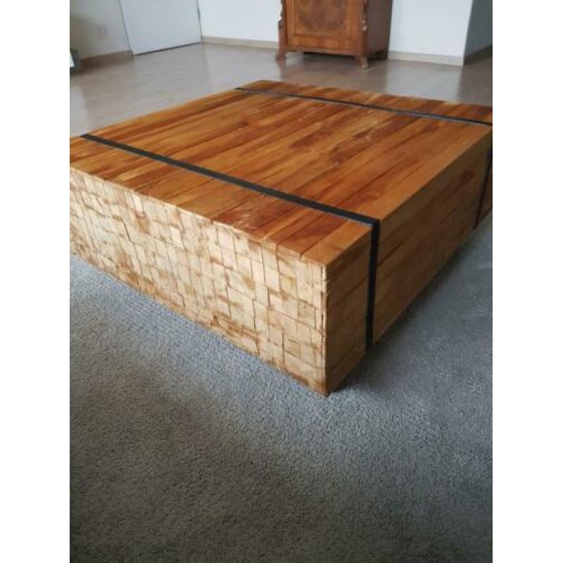 Salontafel. 80 bij 80 cm. Hoogte 35 cm. Op wieltjes