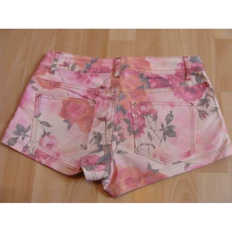 Gebloemd kort broekje *Vero Moda*