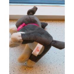 Hond Buldog merk Windel met roze hartvormige penning Barbie