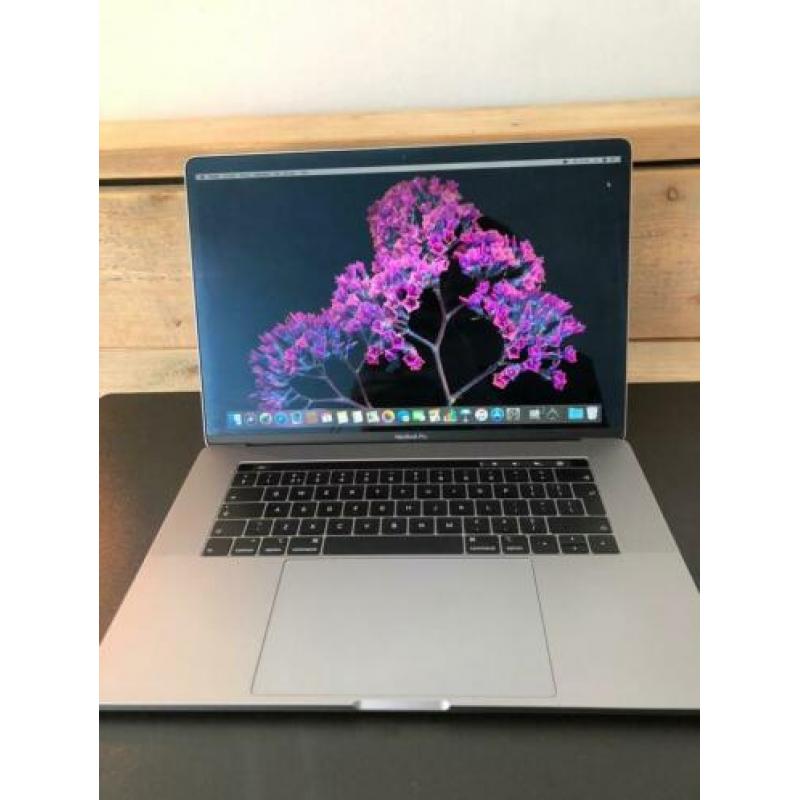 Macbook pro 2018 256SSD 16Gb 2,2Ghz i7 nieuwstaat