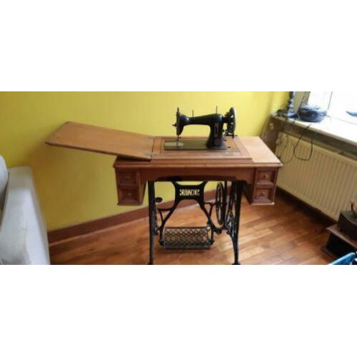 Lewenstein naaimachine met Gritzner trapmechanisme