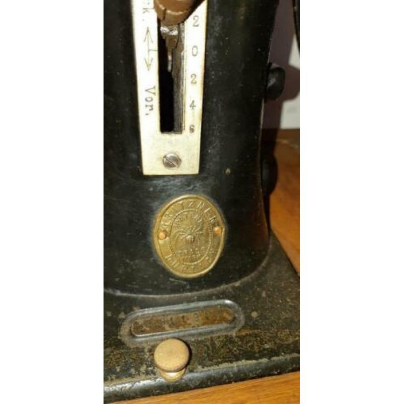 Lewenstein naaimachine met Gritzner trapmechanisme