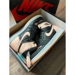 Nike Air Jordan 1 Retro High “Crimson Tint” Maat 41