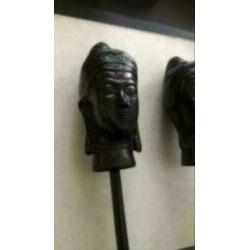2 x boeddha hoofd, 13 cm, metaal, op houten voet 21 cm