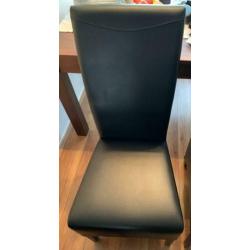 Mooie teak houten eettafel met vier zwart lederen stoelen