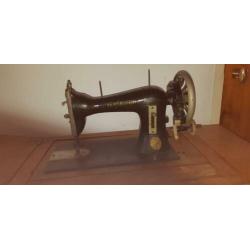 Lewenstein naaimachine met Gritzner trapmechanisme