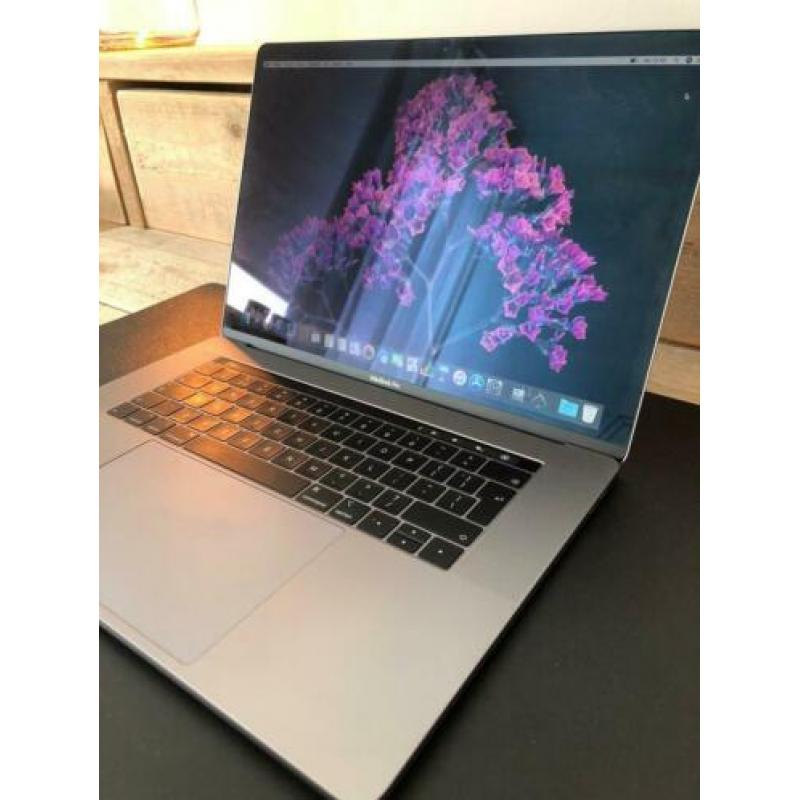 Macbook pro 2018 256SSD 16Gb 2,2Ghz i7 nieuwstaat