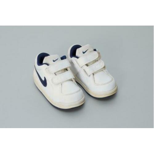 Witte nikes voor de baby