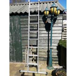 Aluminum schuifladder 2 x 8 sporten met een stabilisatiebalk