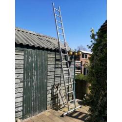 Aluminum schuifladder 2 x 8 sporten met een stabilisatiebalk