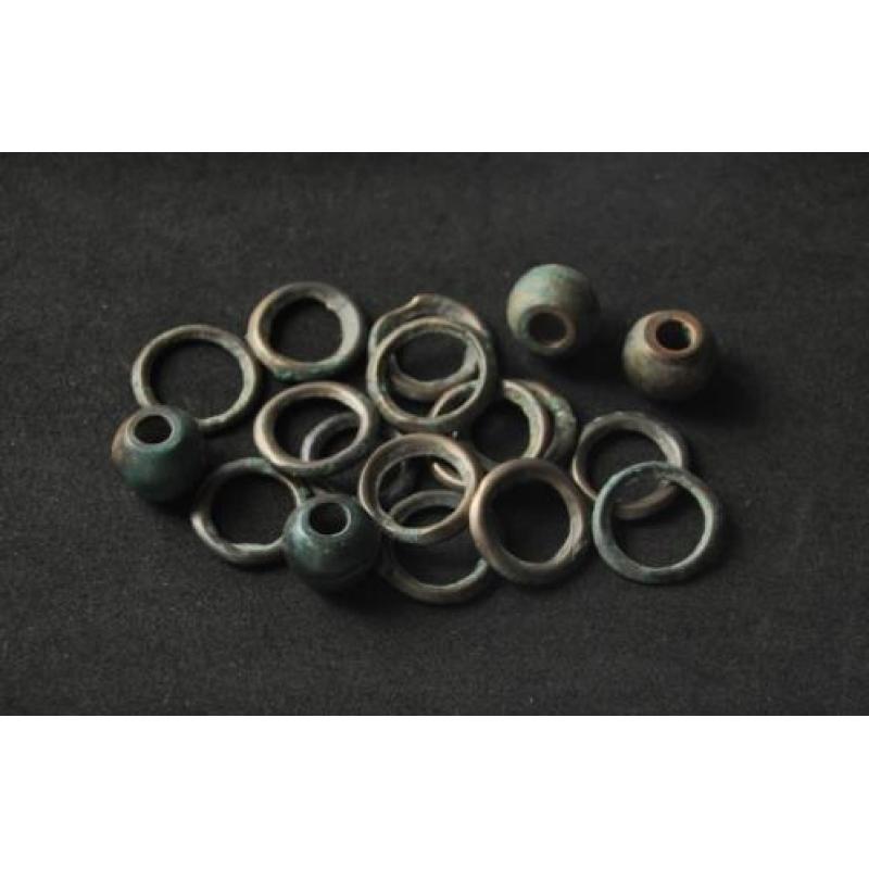Groepje keltisch ringgeld en kralen, 600 BC. Bodemvondst