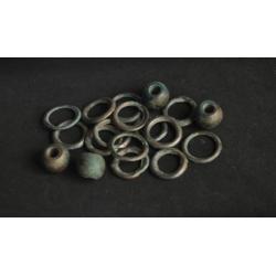 Groepje keltisch ringgeld en kralen, 600 BC. Bodemvondst