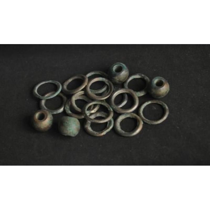 Groepje keltisch ringgeld en kralen, 600 BC. Bodemvondst