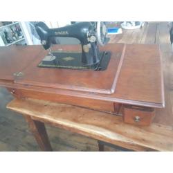 Singer naaimachine met dressoir