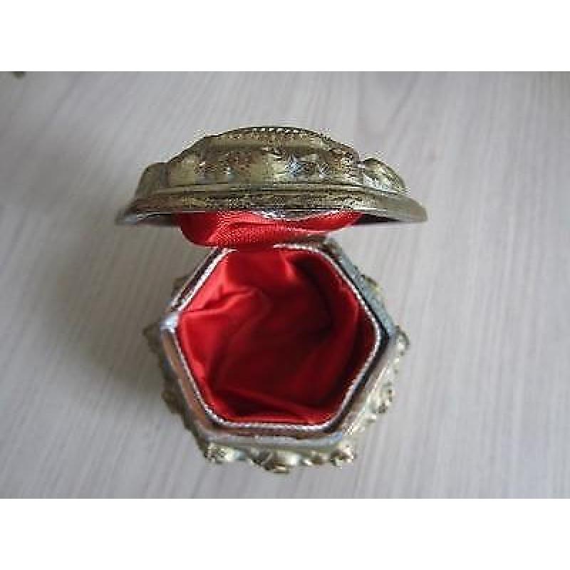 Oud byouteriedoosje met medaillon