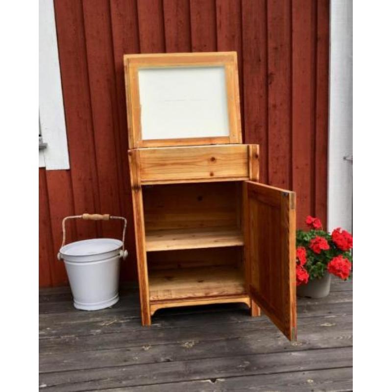 Antieke Zweedse kast, met bovenklep.
