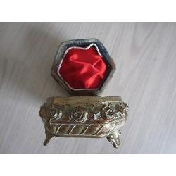 Oud byouteriedoosje met medaillon