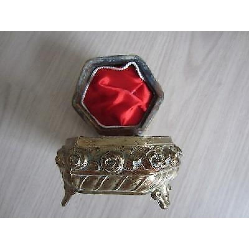 Oud byouteriedoosje met medaillon