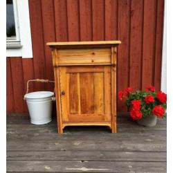 Antieke Zweedse kast, met bovenklep.