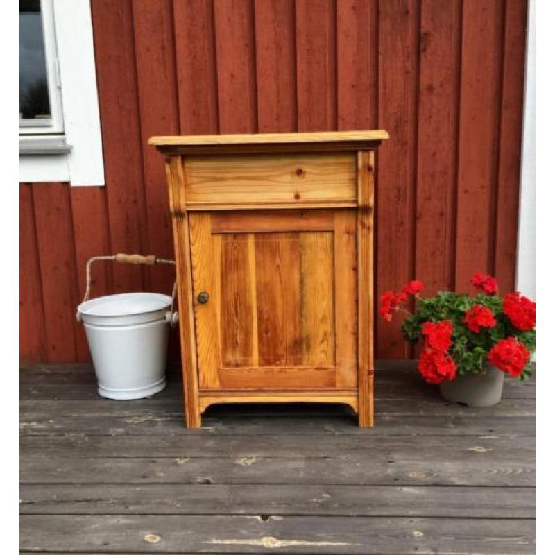 Antieke Zweedse kast, met bovenklep.