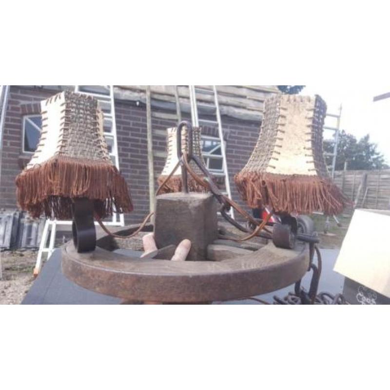 Antieke lamp wagenwiel