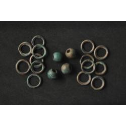 Groepje keltisch ringgeld en kralen, 600 BC. Bodemvondst