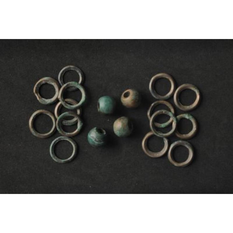 Groepje keltisch ringgeld en kralen, 600 BC. Bodemvondst